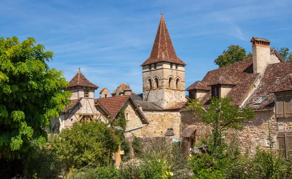 Élagage autour des monuments historiques à Bonneval dans l'Eure-et-Loir